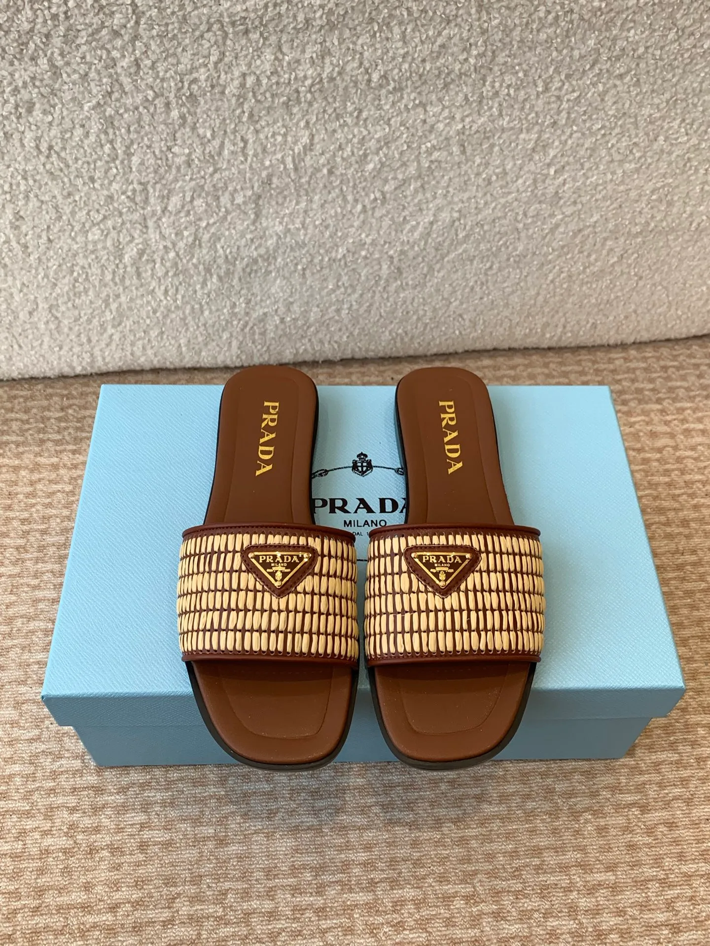 👟👟Ex-factory price 420👟👟 Prada 25ss new spring and summer Prada woven slippers Modern lines and original architectural volumes define these complex charms. The iconic geometric shape of the Prada triangle inspires the heel design, highlighting the taper and soft curves with a unique modern touch.  Upper: original woven upper, lining cowhide, outsole: Italian genuine leather outsole Size: #35-42 (40, 41, 42 customized, non-refundable)